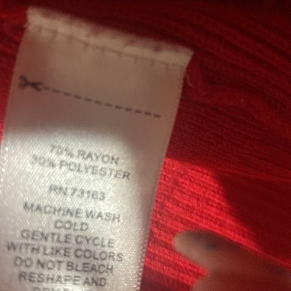 Red cardigan size medium - Picture 3 of 3